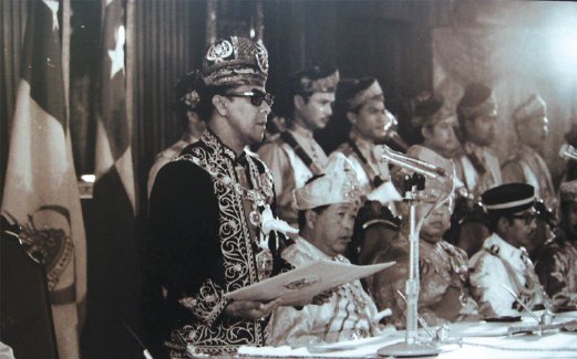 GAMBAR lama Yang di-Pertuan Agong Tuanku Abdul Halim Ibni Almarhum Sultan Badlishah bertitah sempena Istiadat Menandatangani Perjanjian Perisytiharan Kuala Lumpur sebagai Wilayah Persekutuan.