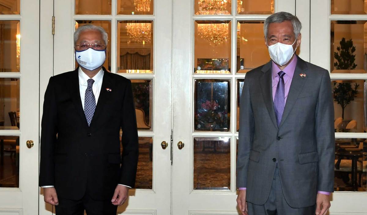 ISMAIL Sabri (kiri) bersama Lee Hsien Loong pada majlis sambutan sempena lawatan rasmi beliau di Istana hari ini. FOTO BERNAMA 