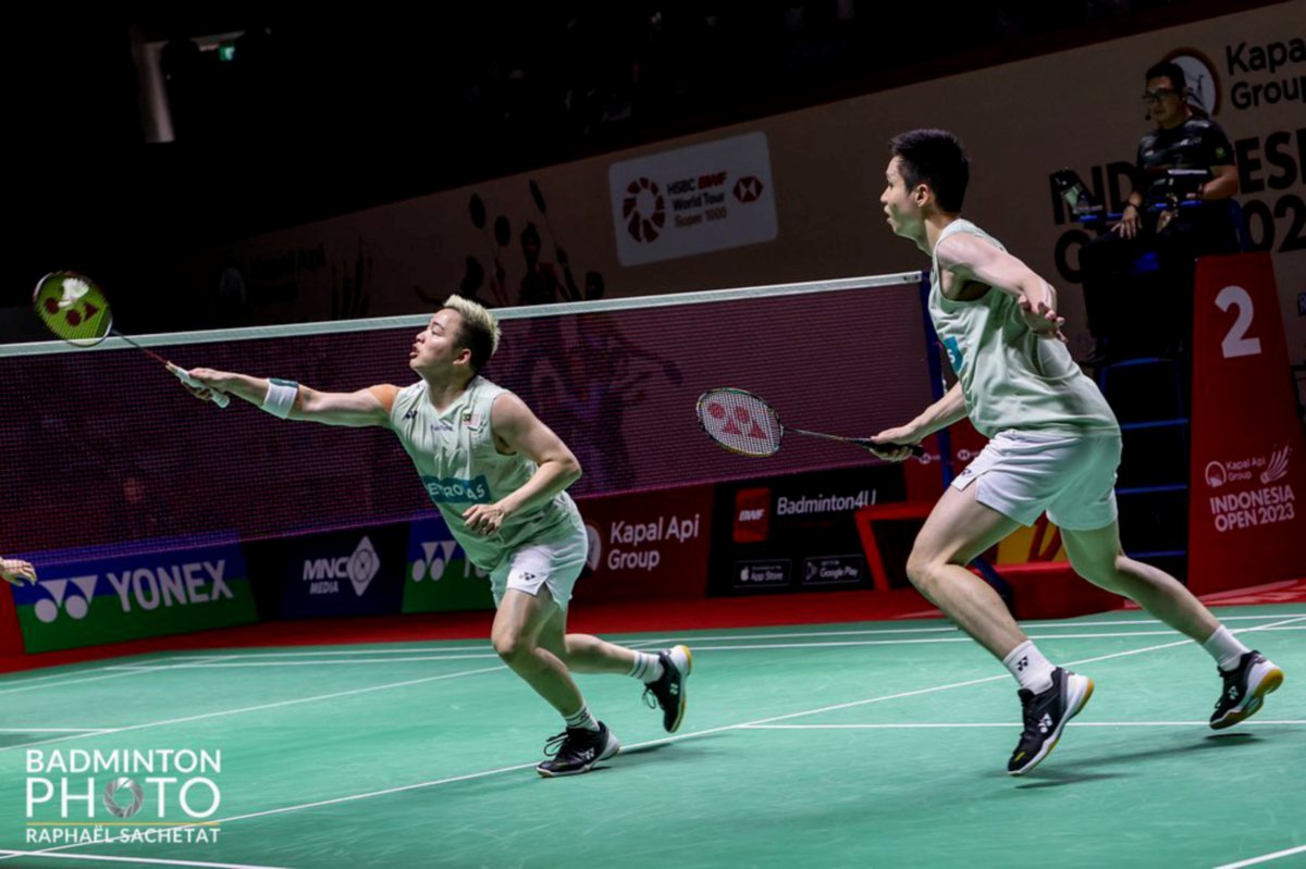 AARON (kiri) dan Wooi Yik pamer aksi cemerlang. FOTO Badminton Photo