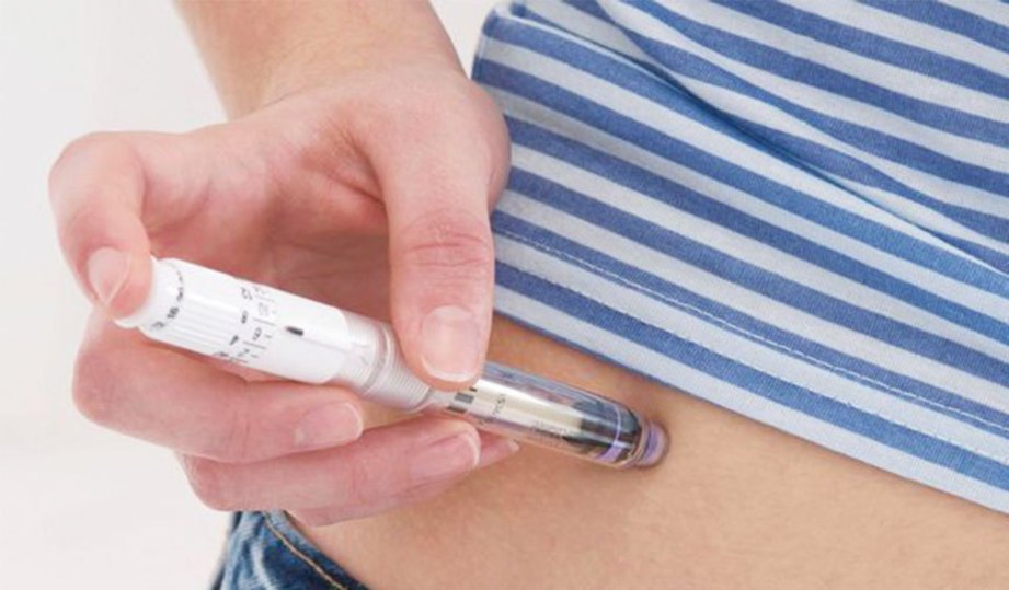 SUNTIKAN insulin diperlukan untuk mengawal gula dalam darah bagi pesakit diabetes.