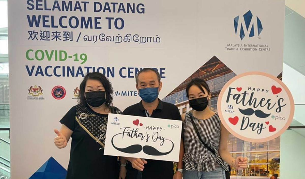 KHOO Chin Hock (tengah) gembira selepas menerima suntikan vaksin di Pusat Pameran dan Dagangan Antarabangsa (Mitec) FOTO Ihsan Mitec