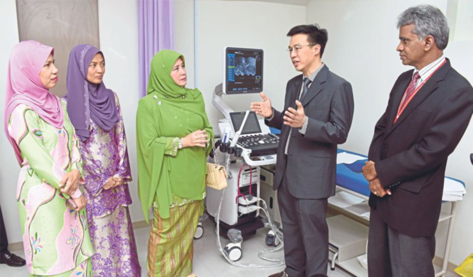 DR Wong (dua dari kanan) memberi penerangan kepada Tunku Azizah sambil diperhatikan Dr Norazlin (dua dari kiri).