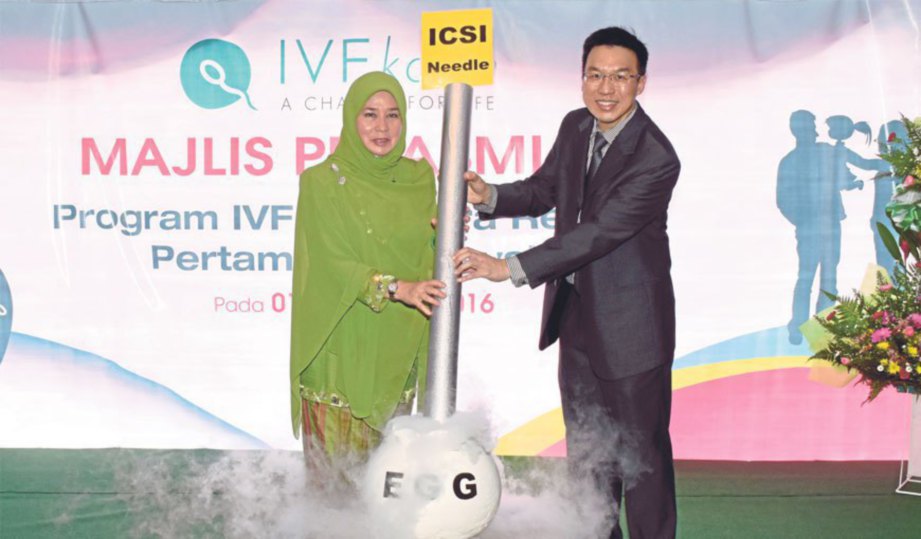 TUNKU Azizah bersama Dr Wong pada gimik pelancaran IVF Kos Ultra Rendah.