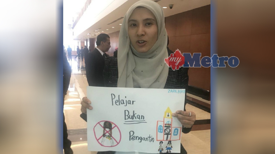 GAMBAR Nurul Izzah memegang poster Kempen Pelajar Bukan Pengantin