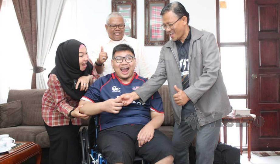 MOHAMAD Taufek (kanan) melawat Izzat Hazziq di  samping kedua ibunya di rumah mereka di Taman Desa Melor, Senawang. FOTO Mohd Amin Jalil