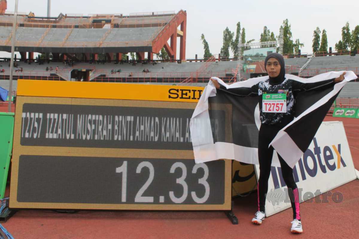 IZZATUL Musfirah ketika memenangi emas acara 100 meter perempuan bawah 15 tahun dengan catatan masa 12.33 saat, Ahad lalu. FOTO MOHD AMIN JALIL