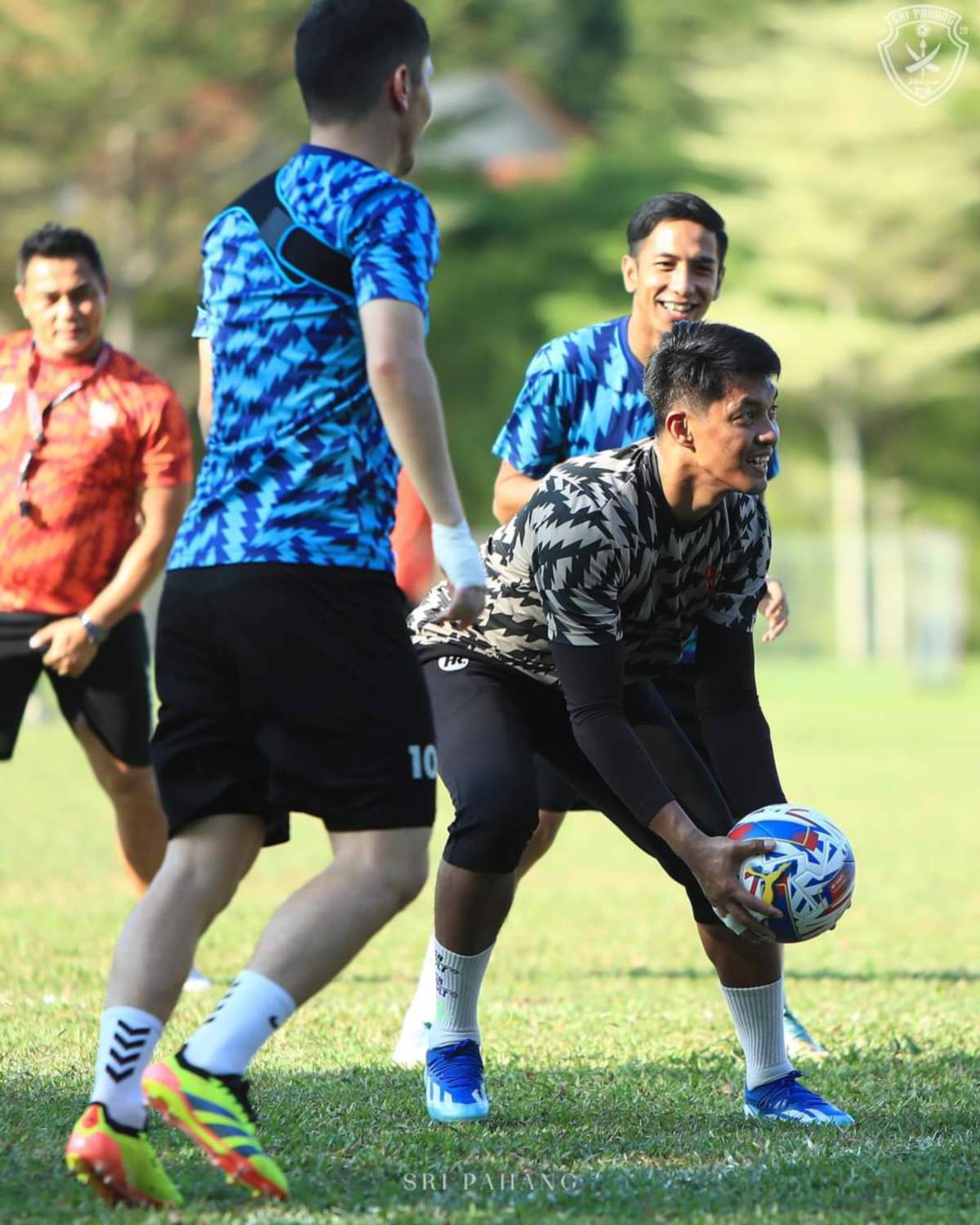 SESI latihan terakhir Izham Tarmizi bersama skuad Sri Pahang FC di Kuantan, semalam. -FOTO Sri Pahang FC