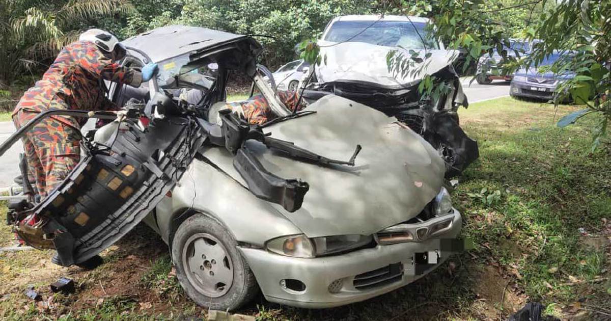 2 beradik maut kemalangan kereta dengan trak pikap