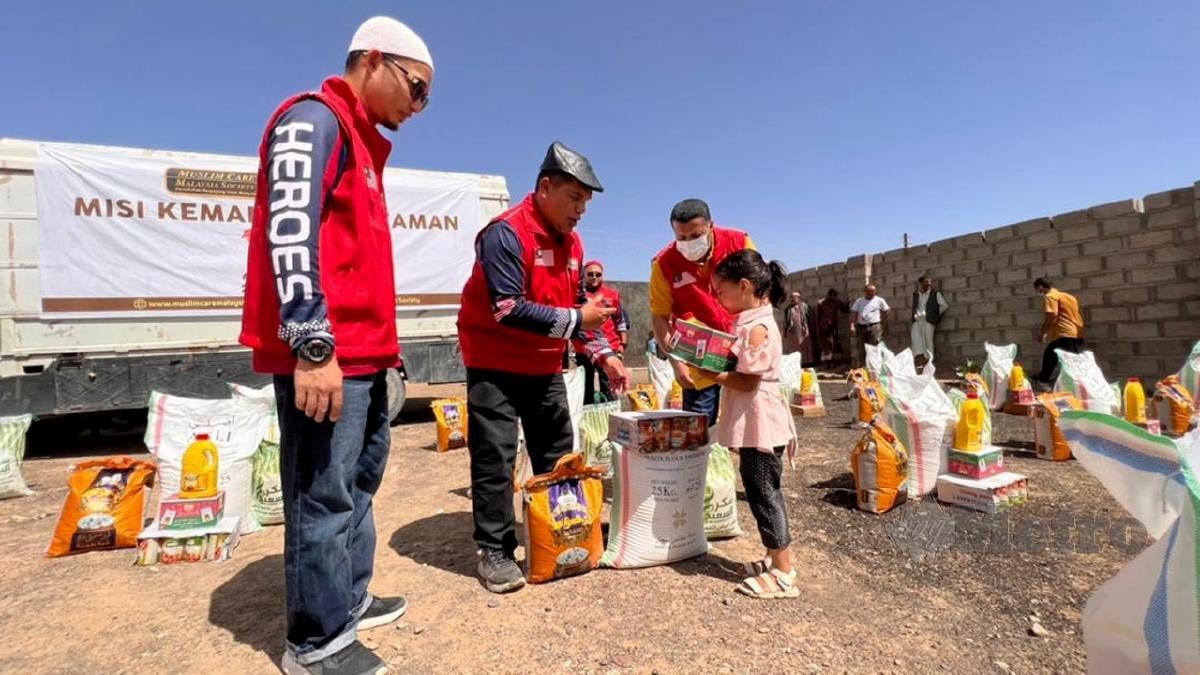 BANTUAN makanan turut diberikan sukarelawan Muslim Care Malaysia (MCM) kepada pelarian Yaman yang berlindung di khemah pelarian di Maarib, Yaman