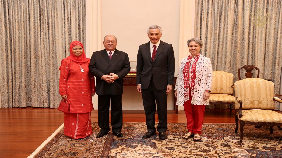 SULTAN Ibrahim Sultan Iskandar, Raja Zarith Sofiah Sultan Idris Shah bersama Lee Hsien Loong dan Ho Ching. FOTO Ihsan RPO