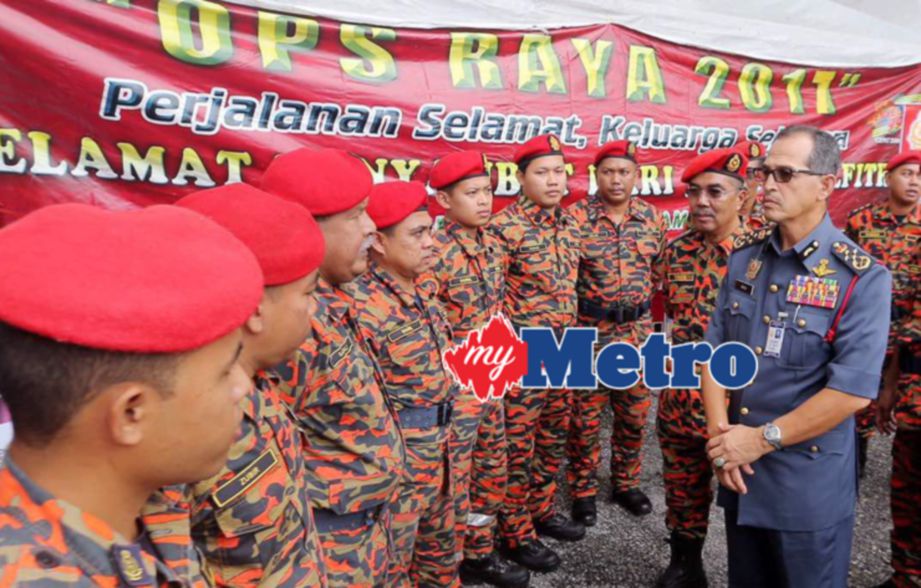 KETUA Pengarah Bomba dan Penyelamat Malaysia, Datuk Wan Mohd Nor Ibrahim  (kanan) dan Pengarah Bomba Perak, Datuk Yahaya Madis (dua kanan) beramah mesra dengan pegawai dan anggota bomba di Plaza Tol Tapah. FOTO Abdullah Yusof