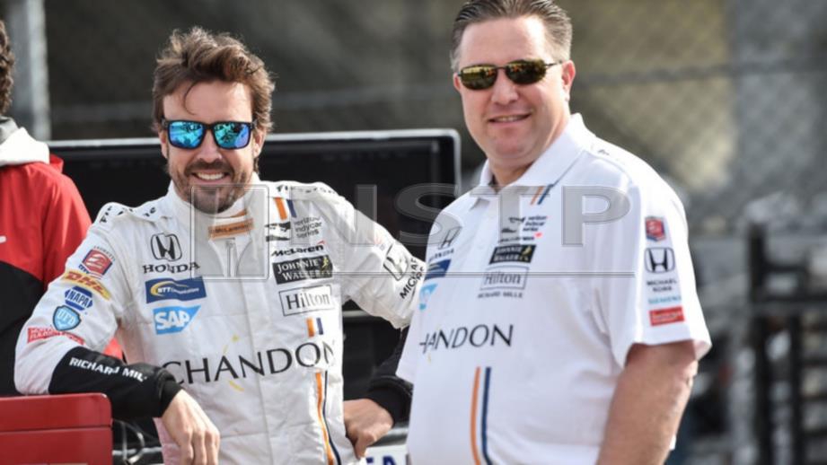 BROWN (kanan) tetap akan memanggil semula Alonso jika ada masalah. FOTO/AGENSI 