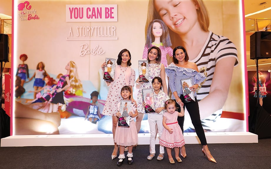 TIGA selebriti bersama anak masing-masing (dari kiri) Wayne Chua dan Celestia, Dynas Mokhtar bersama Khyra, Elaine Daly serta Eva.