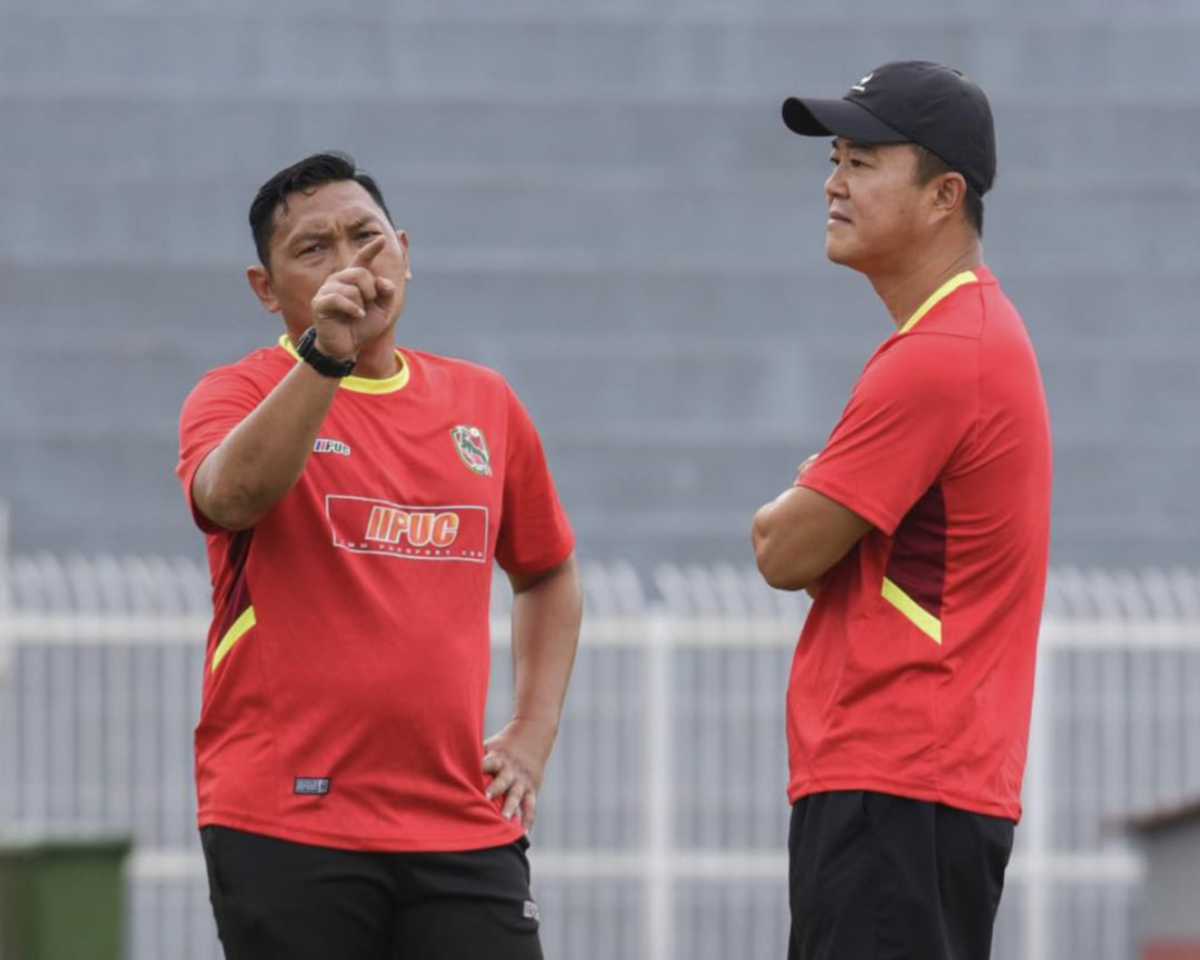 KETUA jurulatih Kelantan Darul Naim, Park Jaehong (kanan) bersama pembantu ketua jurulatih, Rezal Zambery Yahya (kiri)  berharap mengutip tiga mata ketika aksi ketiga Liga Super 202425 menentang Terengganu, malam esok. FOTO IHSAN KDN FC