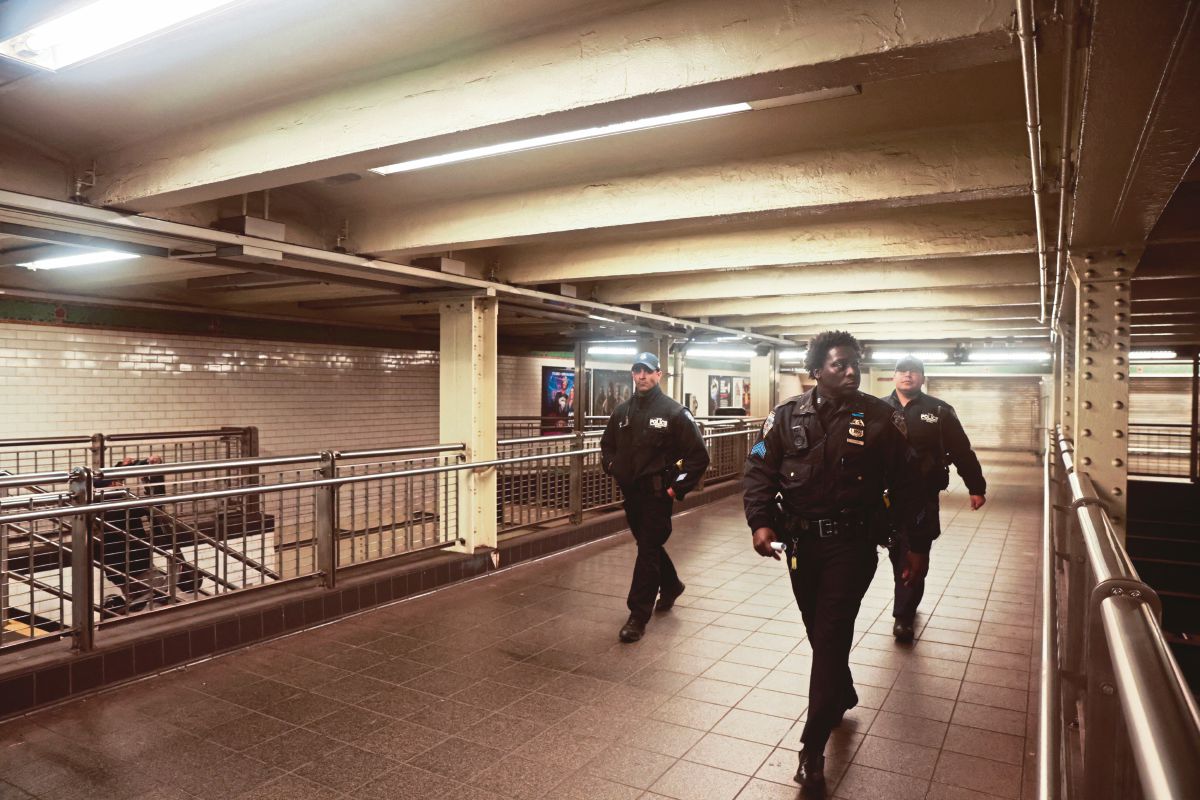 POLIS memperketat kawalan keselamatan di stesen kereta api bawah tanah susulan insiden di sebuah stesen di Brooklyn. FOTO Reuters 