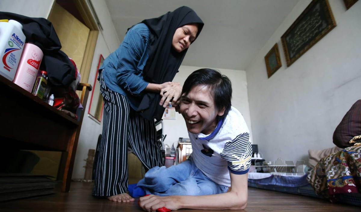 SOPIAH tidak berkahwin dan menjaga adiknya, Mohd Nor yang tidak dapat berjalan dan menguruskan diri, di kediamannya di PPR Intan Baiduri. FOTO Eizairi Shamsudin