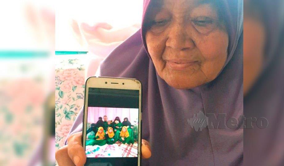 SITI Aisyah Sulaiman menunjukkan gambar Zulfaizan Muhammad yang maut dalam kemalangan di Kilometer 15, Jalan Gua Musang-Kuala Lipis, berhampiran Kampung Lepan Jaya. FOTO Siti Norhidayatidayu Razali
