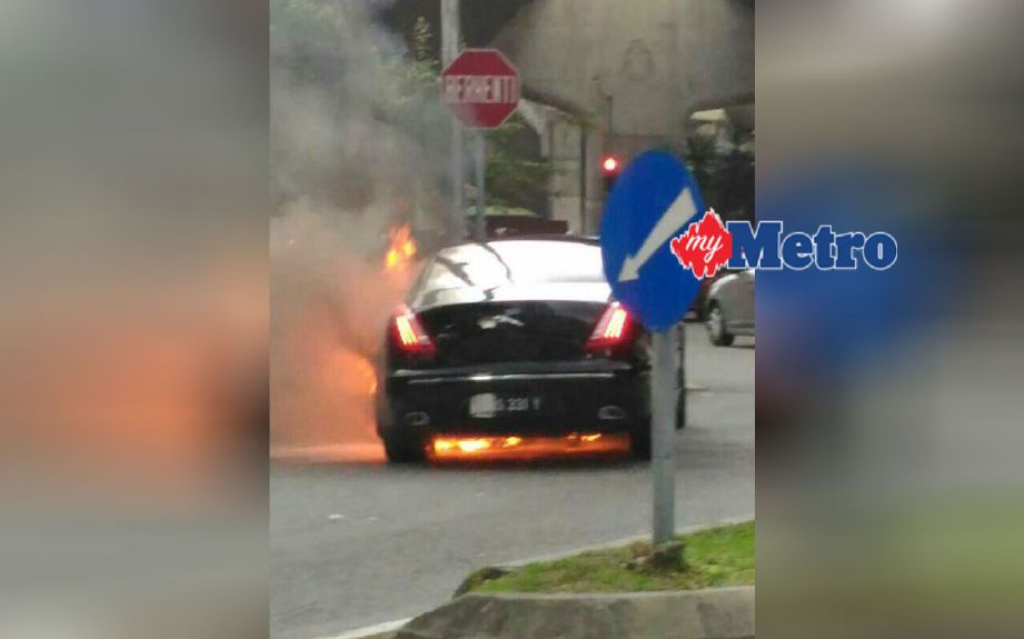 Jaguar yang terbakar di Jalan Wisma Putra berdekatan Dewan Bahasa dan Pustaka, hari ini. FOTO ihsan bomba