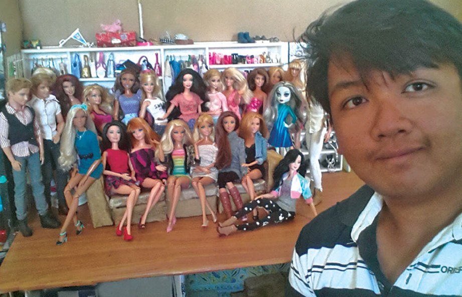 TATA bersama koleksi patung Barbie kesayangannya.
