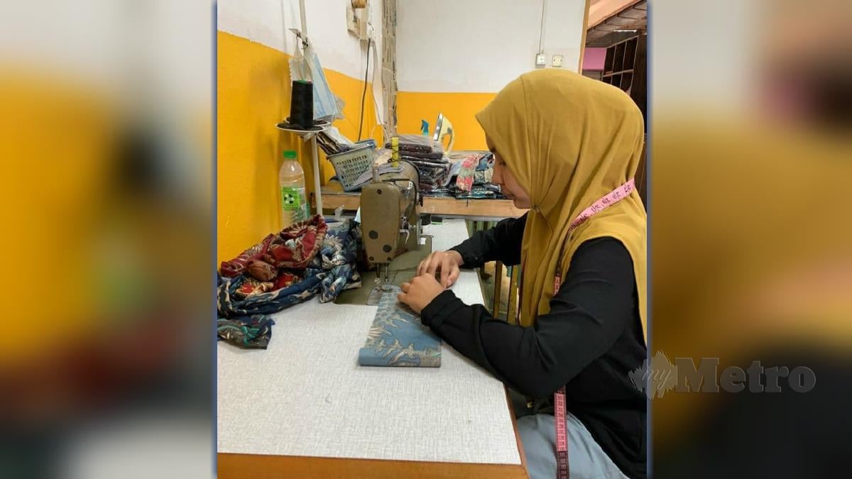 NOR Emyliana kini menjadi tukang jahit selepas berhenti kerja sebagai operator kilang elektronik di Singapura. FOTO Ihsan Nor Emyliayana. 