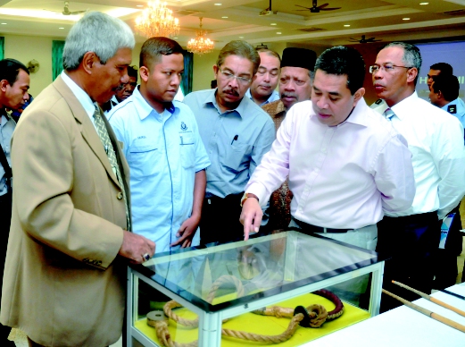 Darussalam (kiri) bersama   Affendi (kanan) melawat  pameran Jabatan Penjara Malaysia  di Masjid Jamek Kampung Baru. 