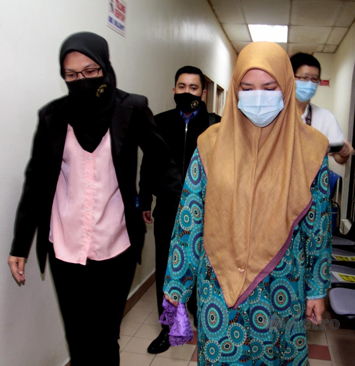TERTUDUH dibawa ke Mahkamah Sesyen atas tiga pertuduhan menerima rasuah berjumlah RM26,800 antara Oktober hingga November tahun lalu. FOTO Zain Ahmed