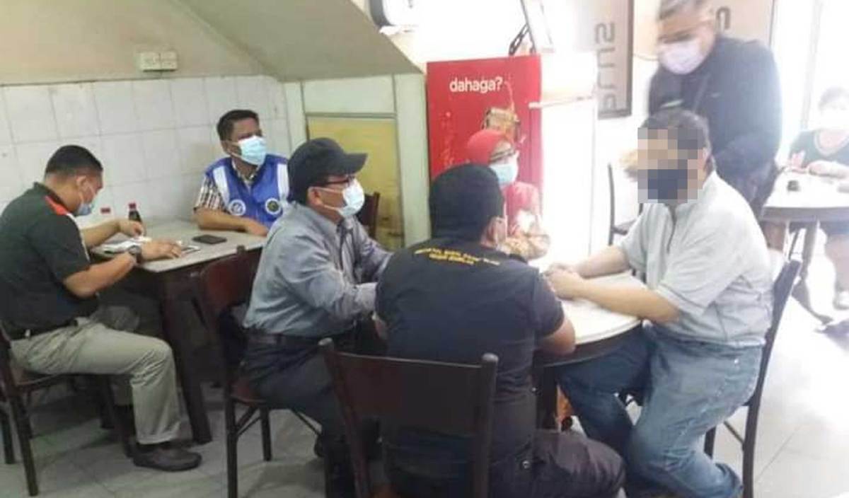 PEGAWAI JHEAINS melakukan pemantauan terhadap sebuah premis makanan di Pekan Kuala Pilah milik bukan Islam selepas aduan diterima berkaitan ramai dikunjungi orang Islam. FOTO Ihsan JHEAINS.