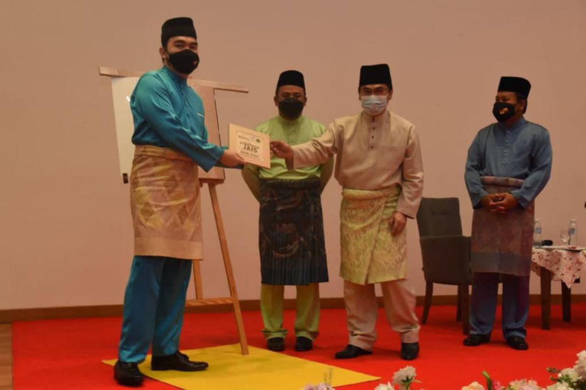 Tengku Amir Shah (kiri) berkenan berangkat ke Majlis Sambutan Maulidur Rasul Peringkat Negeri Selangor 1443H/ 2021M dan menyempurnakan pelancaran Buku Pelan Strategik JAIS 2020 - 2024. FOTO IHSAN JAIS