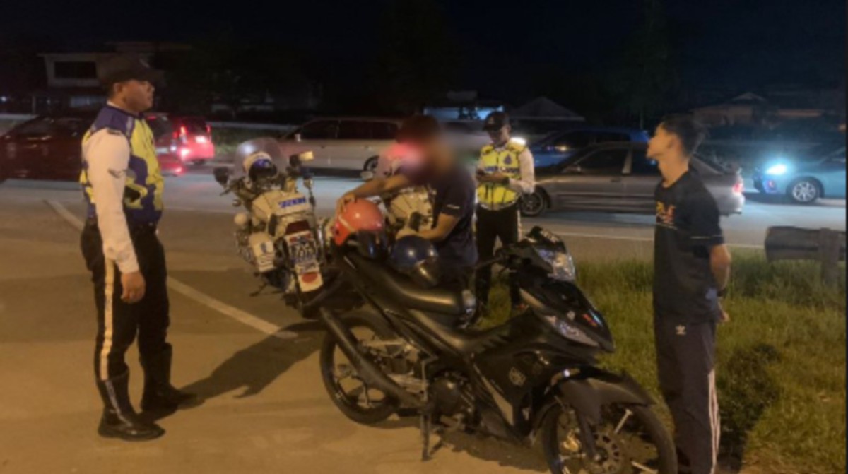 POLIS memeriksa penunggang motosikal dalam Operasi Samseng Jalanan dilakukan Op Selamat 20 di Kampung Binjai Rendah. FOTO Ihsan Polis. 