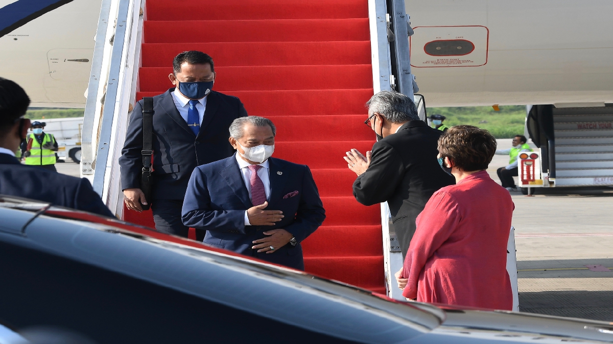PERDANA Menteri Tan Sri Muhyiddin Yassin tiba di Jakarta pagi ini untuk menghadiri Mesyuarat Khas Pemimpin ASEAN. FOTO BERNAMA