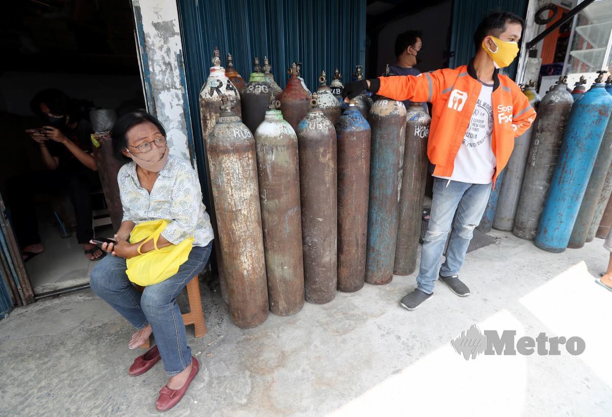Pelanggan menanti giliran untuk mendapatkan isian semula oksigen di Jakarta. FOTO EPA