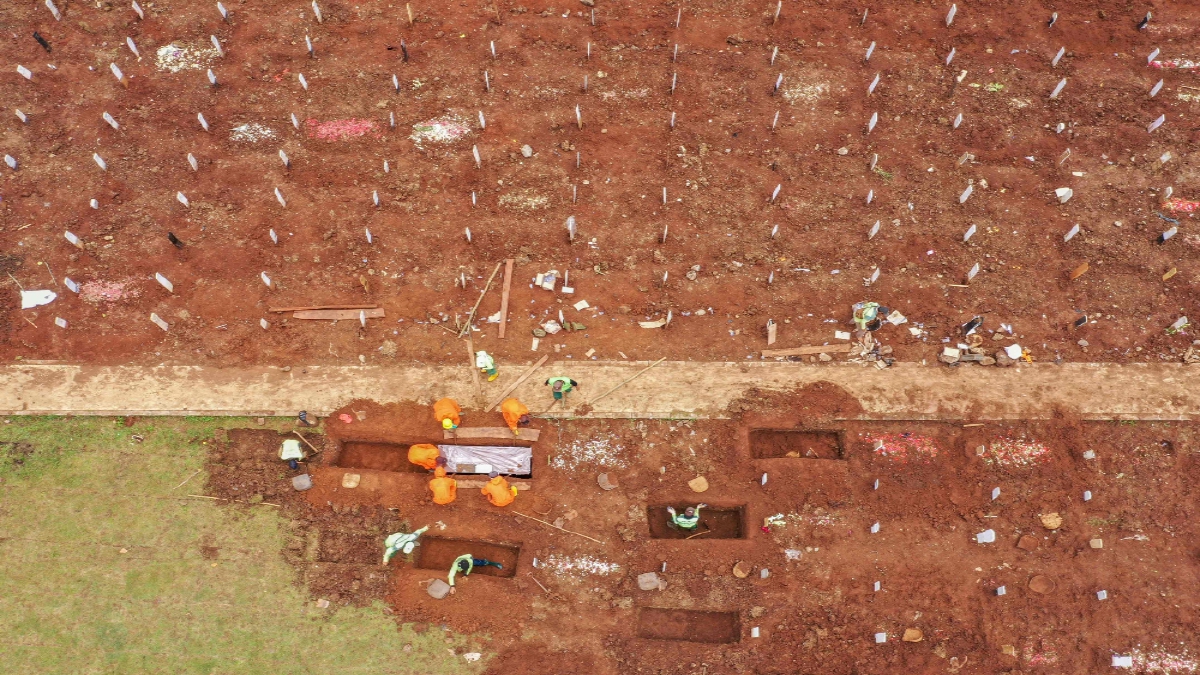 PANDANGAN dari udara ketika pengebumian seorang mangsa Covid-19 di Tanah Perkuburan Bambu Apus, Jakarta. FOTO AFP