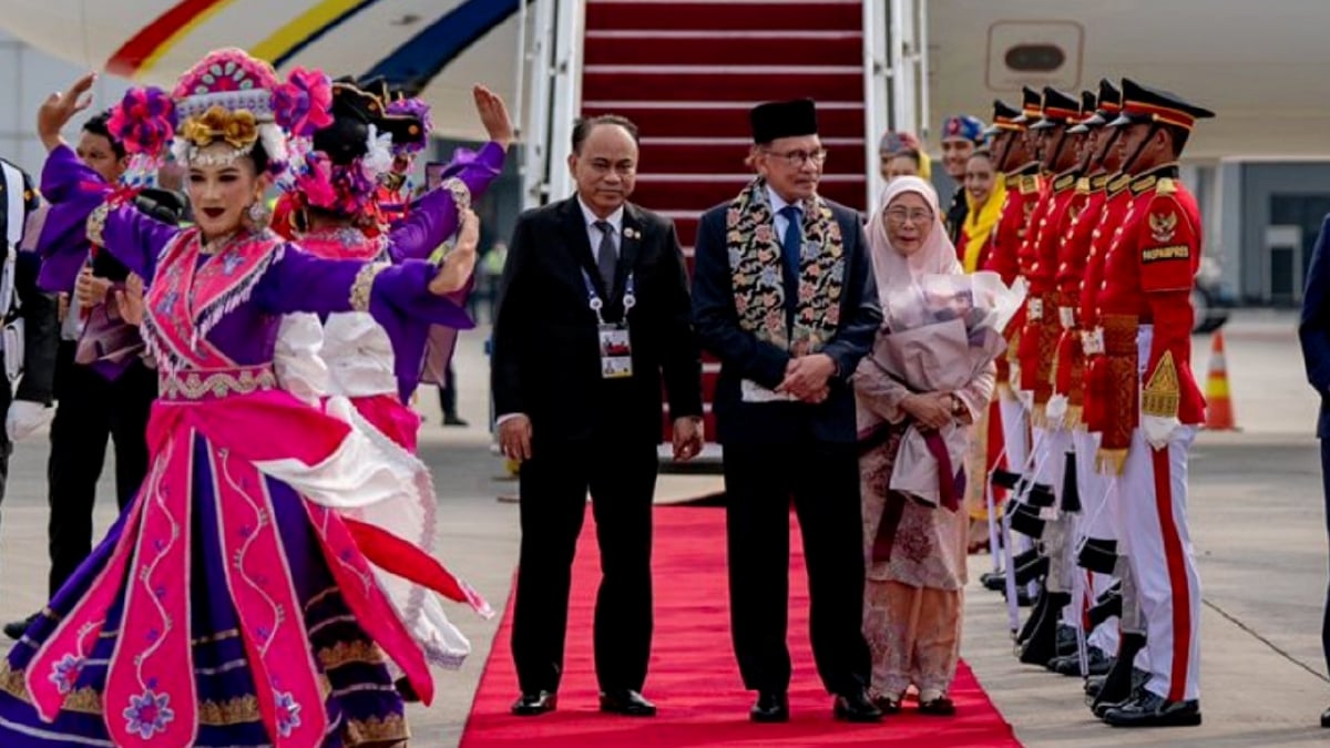 ANWAR dan Dr Wan Azizah ketika tiba di Lapangan Terbang Antarabangsa Soekarno Hatta. FOTO XBernama