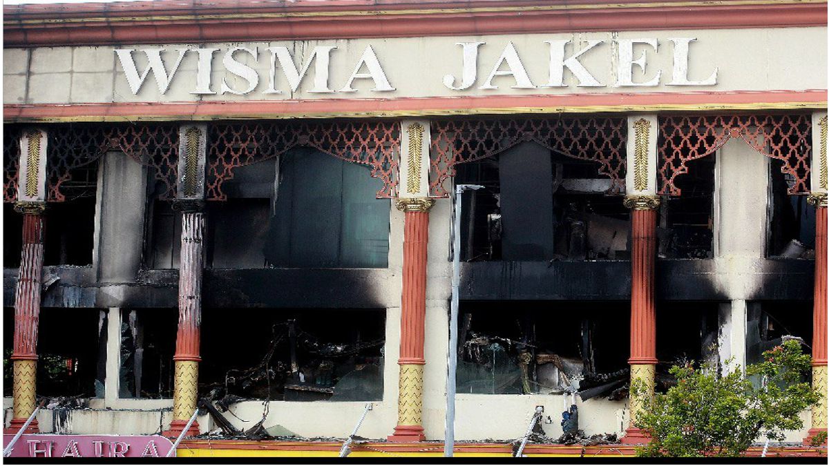 WISMA Jakel di Shah Alam yang terbakar awal hari ini. FOTO Faiz Anuar.