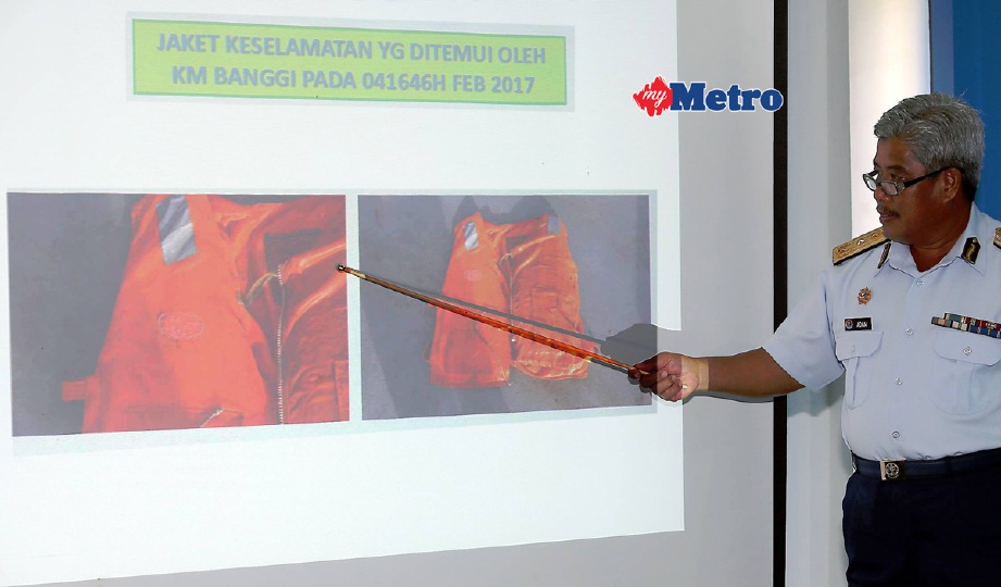 Pengarah Maritim Daerah Kota Kinabalu Laksamana Pertama Maritim Adam Aziz menunjukkan gambar jaket yang ditemui semalam. - Foto IZHARI ARIFFIN