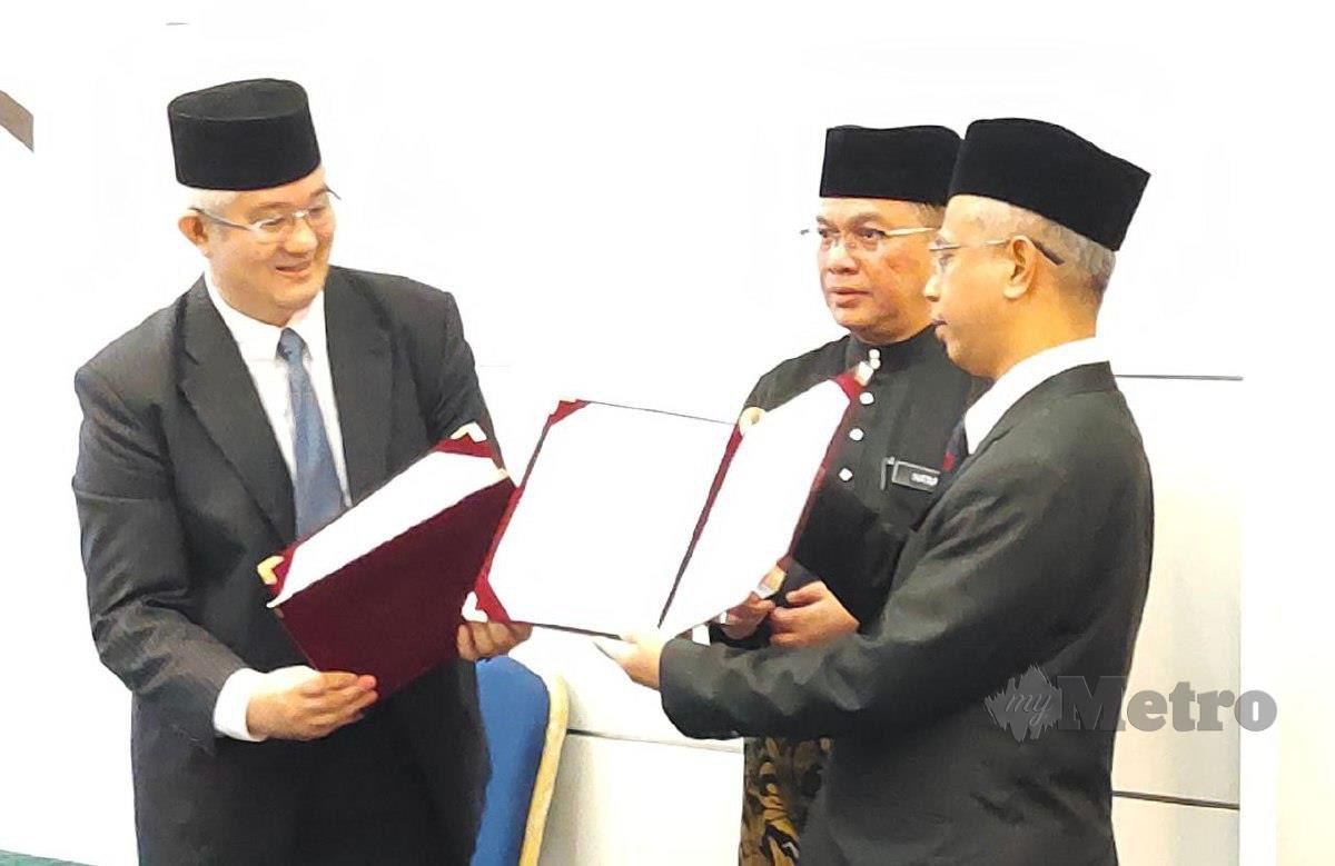 MOHD Nai'm (tengah) melihat pertukaram dokumen pada Majlis Menandatangani Kerjasama Strategik antara YWM dan LC Wakaful Digital Sdn Bhd, hari ini.  FOTO Samadi Ahmad