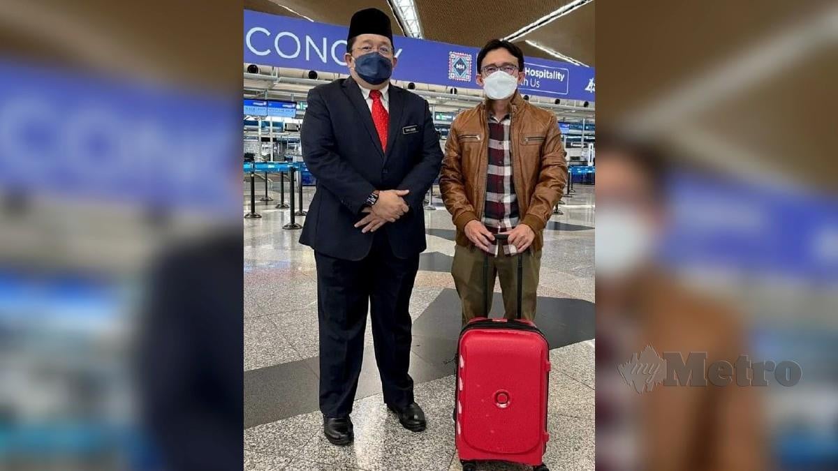 Sirajuddin (kiri) ketika bertemu dengan Dr Amru yang berlepas ke UK di KLIA hari ini. Foto Ihsan Jakim