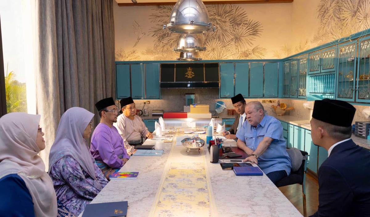 SULTAN Ibrahim Iskandar semasa pertemuan bersama Setiausaha Kerajaan Negeri Johor, Azmi Rohani. FOTO Facebook Sultan Ibrahim Sultan Iskandar
