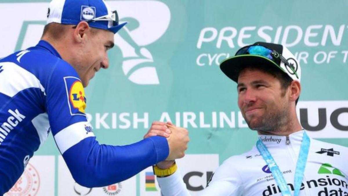 Jakobsen (kiri) memenangi dua peringkat di Vuelta a Espana. FOTO Agensi