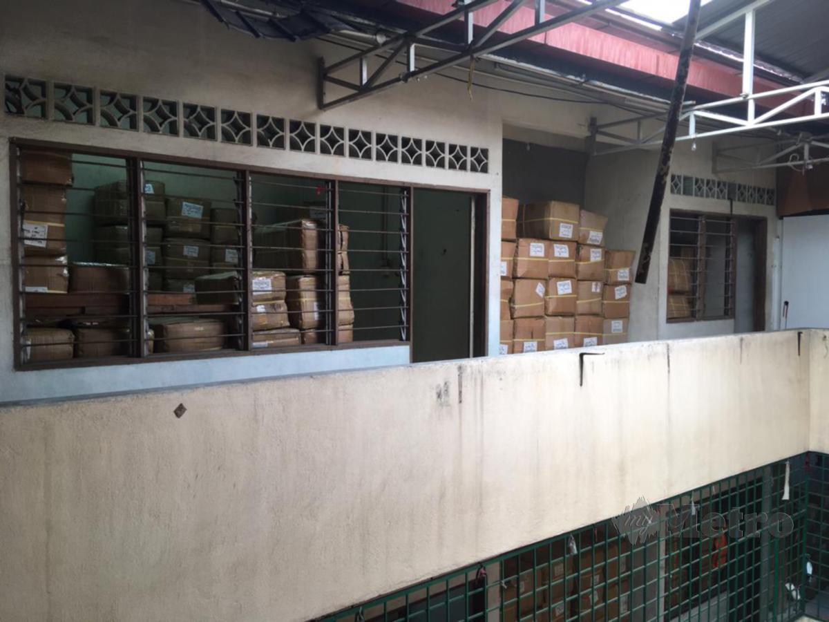 STOR simpanan barangan tiruan di tingkat empat sebuah premis di Jalan Kenanga. FOTO Rosyahaida Abdullah