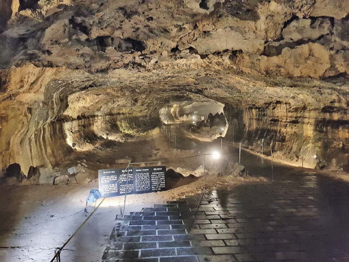 LAVA Tube Cave bukti tinggalan aktiviti gunung berapi berusia jutaan tahun.