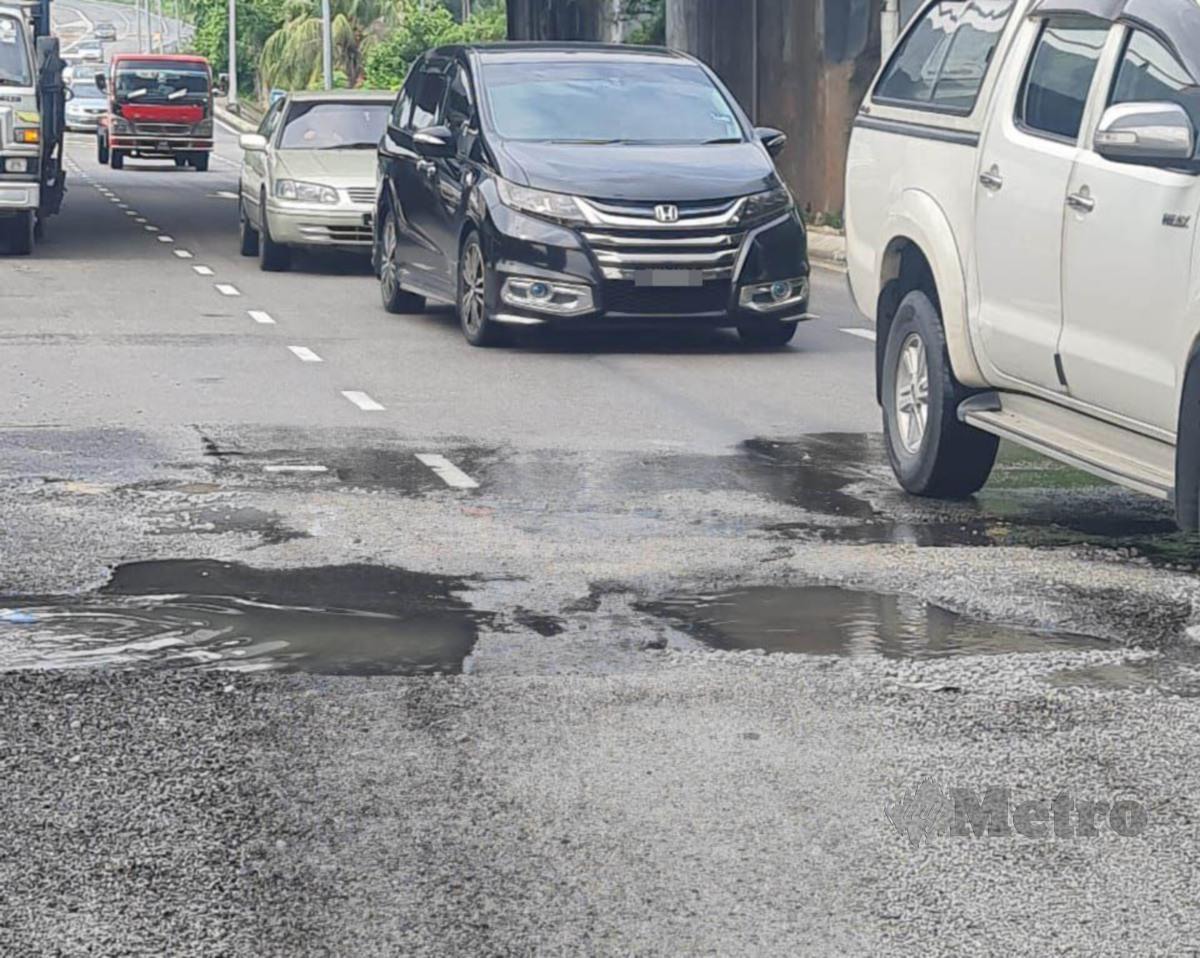 Keadaan laluan Plentong ke Permas Jaya yang kerap berlubang dipercayai akibat kebocoran paip dan ditutup bagi kerja pembaikpulihan menjejaskan keselesaan pengguna jalan raya. Gambar Mary Victoria Dass