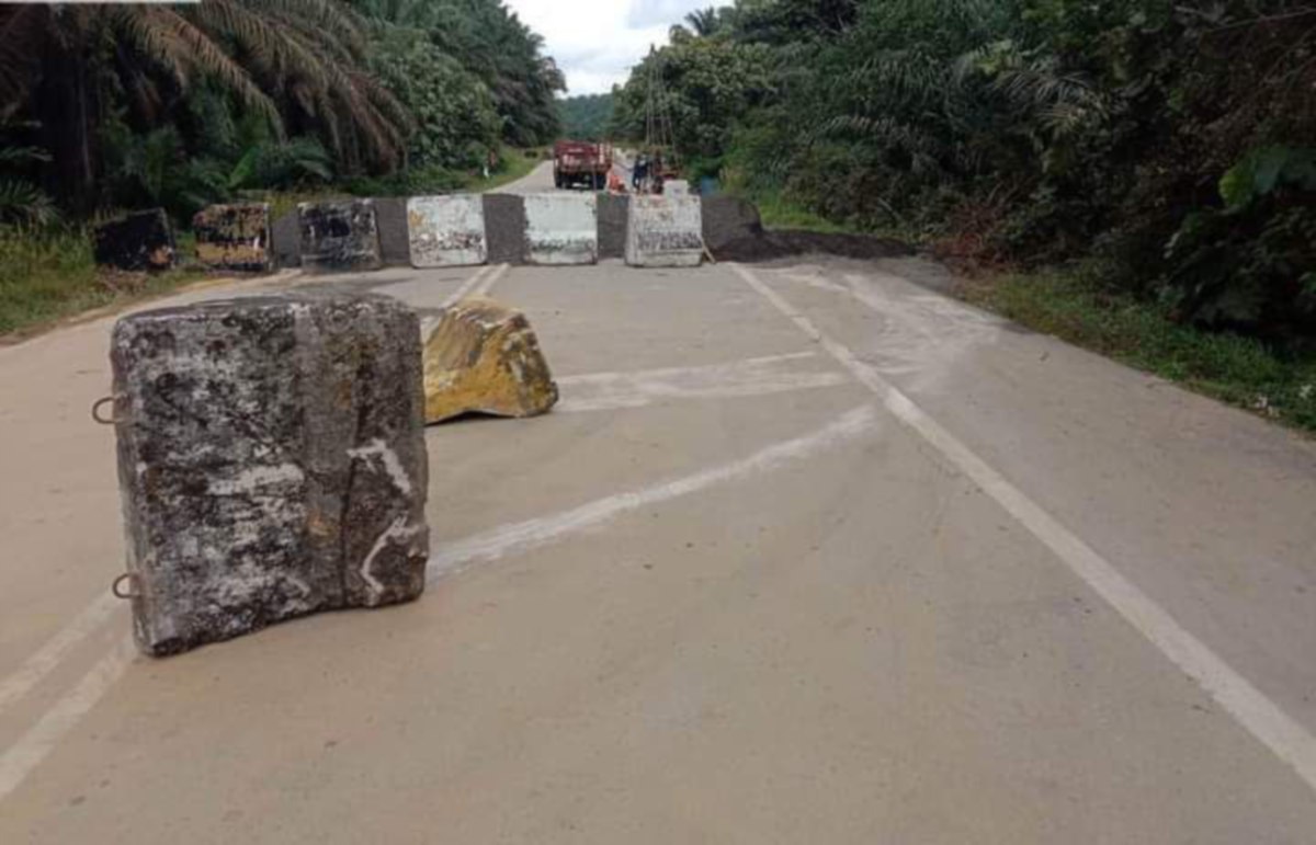 Halangan keselamatan konkrit yang dipasang di Jalan Sungai Tiram- Ulu Tebrau yang ditutup, telah dialihkan pengguna jalan raya tidak bertanggungjawab. FOTO IHSAN PEMBACA