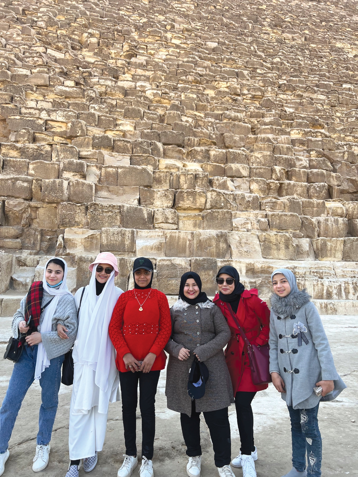  ROZAINI (dua dari kiri) bersama rakan mengabadikan kenangan di hadapan Piramid Giza.