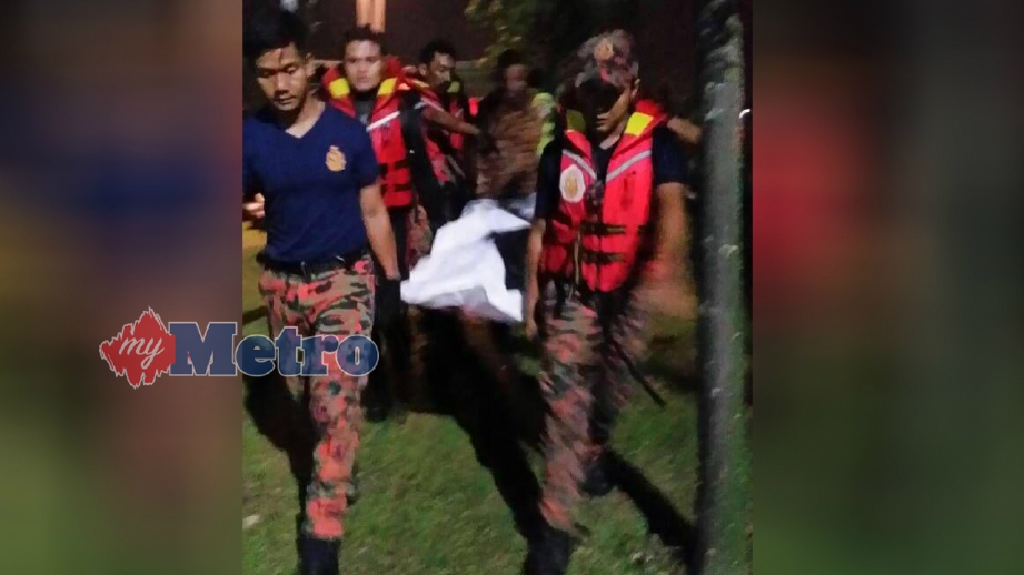 ANGGOTA bomba mengusung mayat dua lelaki yang lemas ketika menjala ikan di lombong dekat Taman La Cottage Putra Perdana, Cyberjata, petang semalam. FOTO ihsan bomba