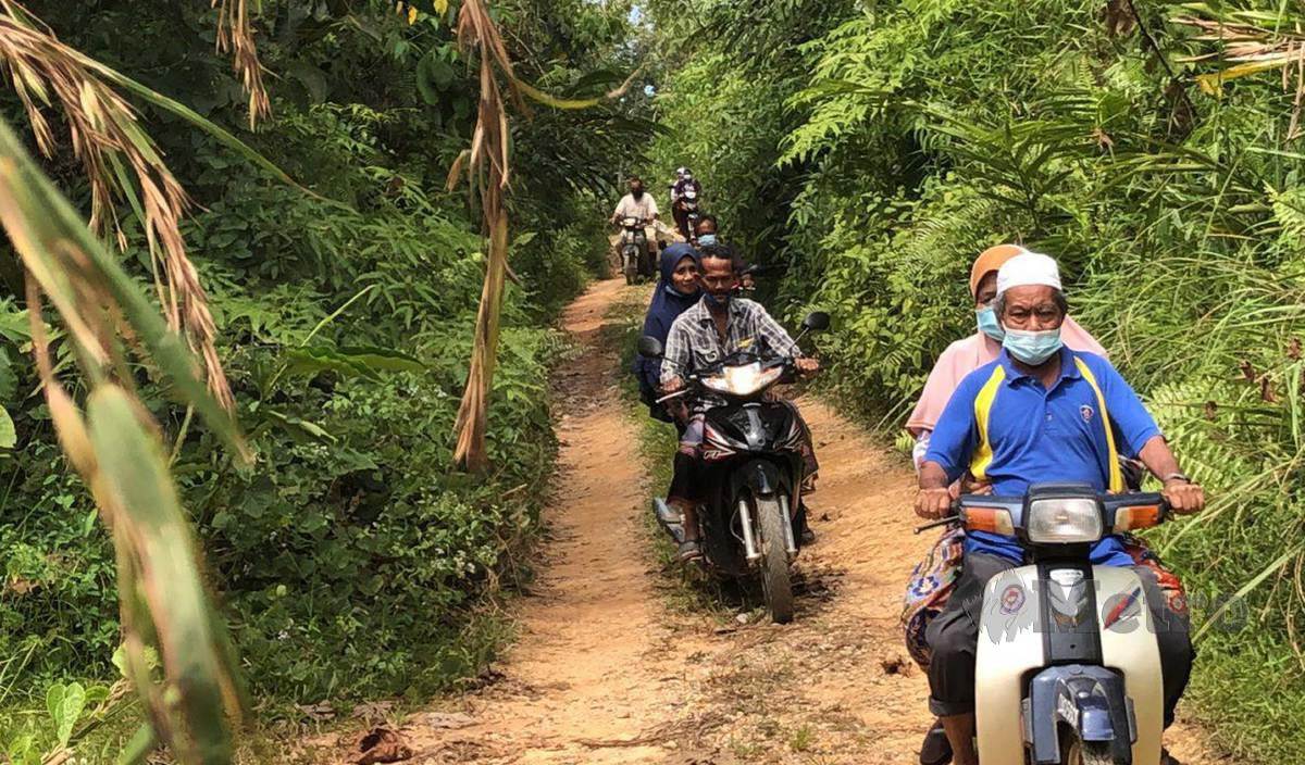 PENDUDUK dari dua kampung iaitu Kampung Ulu Bertam dan Kampung Air Limau terpaksa menggunakan 'jalan balak' sejauh sembilan kilometer sejak lebih 10 tahun lalu untuk melakukan urusan harian mereka. FOTO Arkib NSTP
