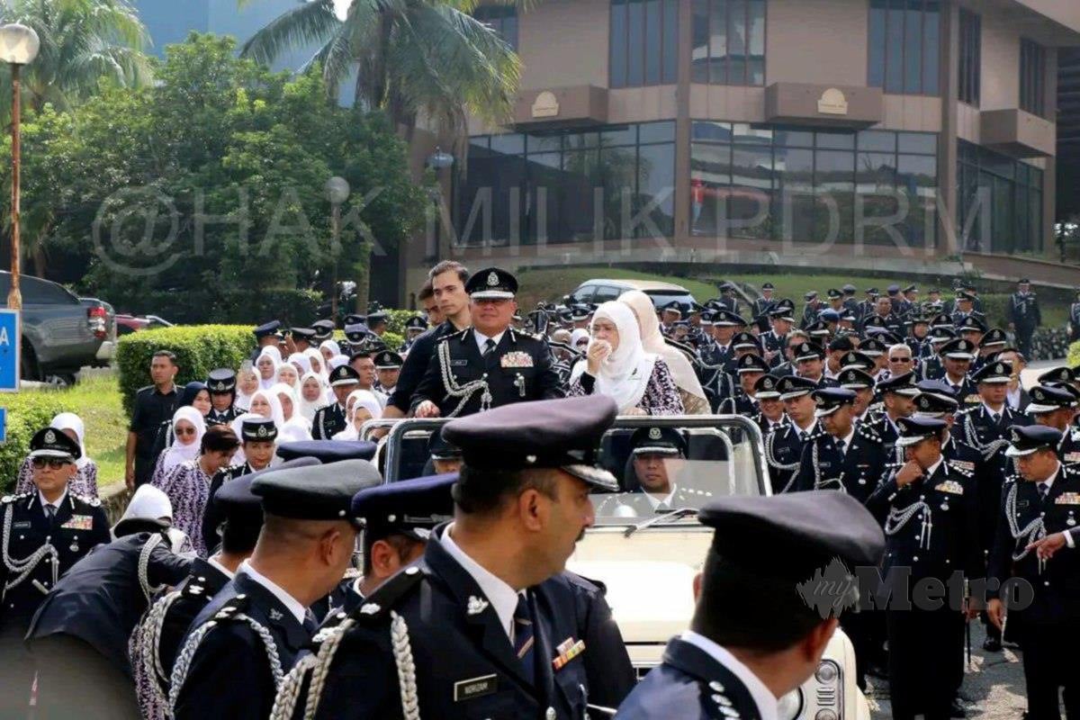 WARGA Bukit Aman memberikan penghormatan tertinggi kepada Abd Jalil dan isteri dalam majlis ringkas menggunakan kenderaan istiadat tertera nombor badannya G 11641. FOTO ihsan PDRM