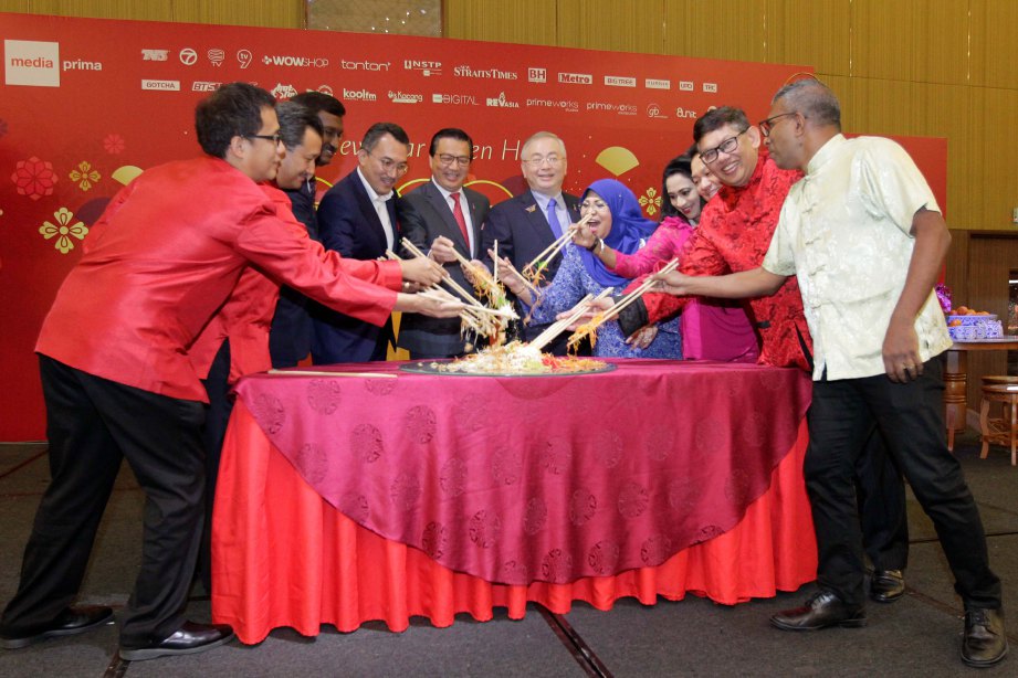 LIOW  bersama  Dr Wee (enam dari kanan),  Rohani (lima dari kanan),  Kamalanathan (tiga dari kiri),  Ismee (empat dari kiri),  Kamal  (dua dari kiri),  Abdul Jalil  (dua dari kanan) dan tetamu kehormat menggaul yee sang pada Majlis Rumah Terbuka Tahun Baru Cina MPB di Bukit Kiara, Kuala Lumpur.