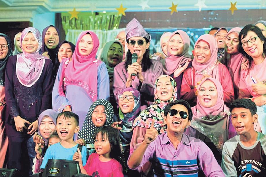 ZAMANI (tengah) bersama sebahagian peminatnya dari Kelantan, Pahang dan Singapura dalam Majlis Meet and Greet di Hotel Emaslink Pasifik, Kota Bharu. 