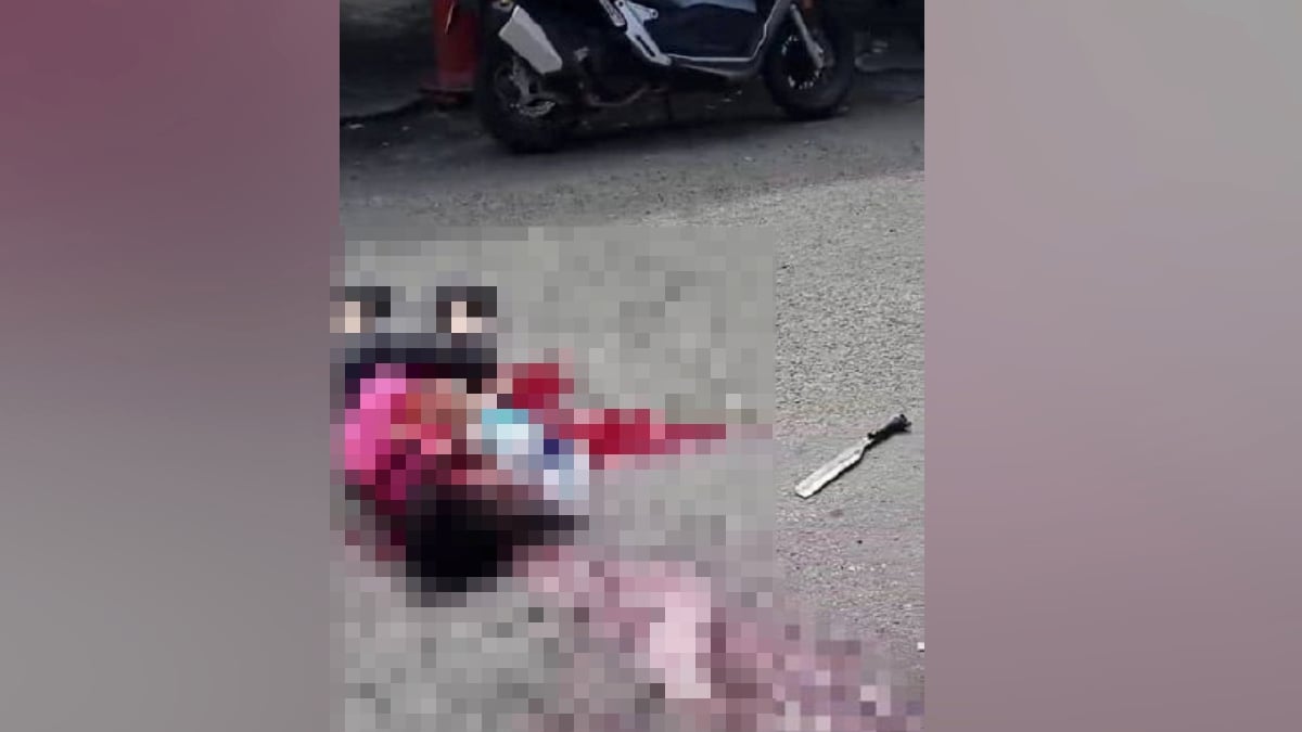 TANGKAP layar menunjukkan wanita parah ditetak seorang lelaki di hadapan sebuah premis di Jalan Raja Uda, Butterworth. FOTO Foto Tular